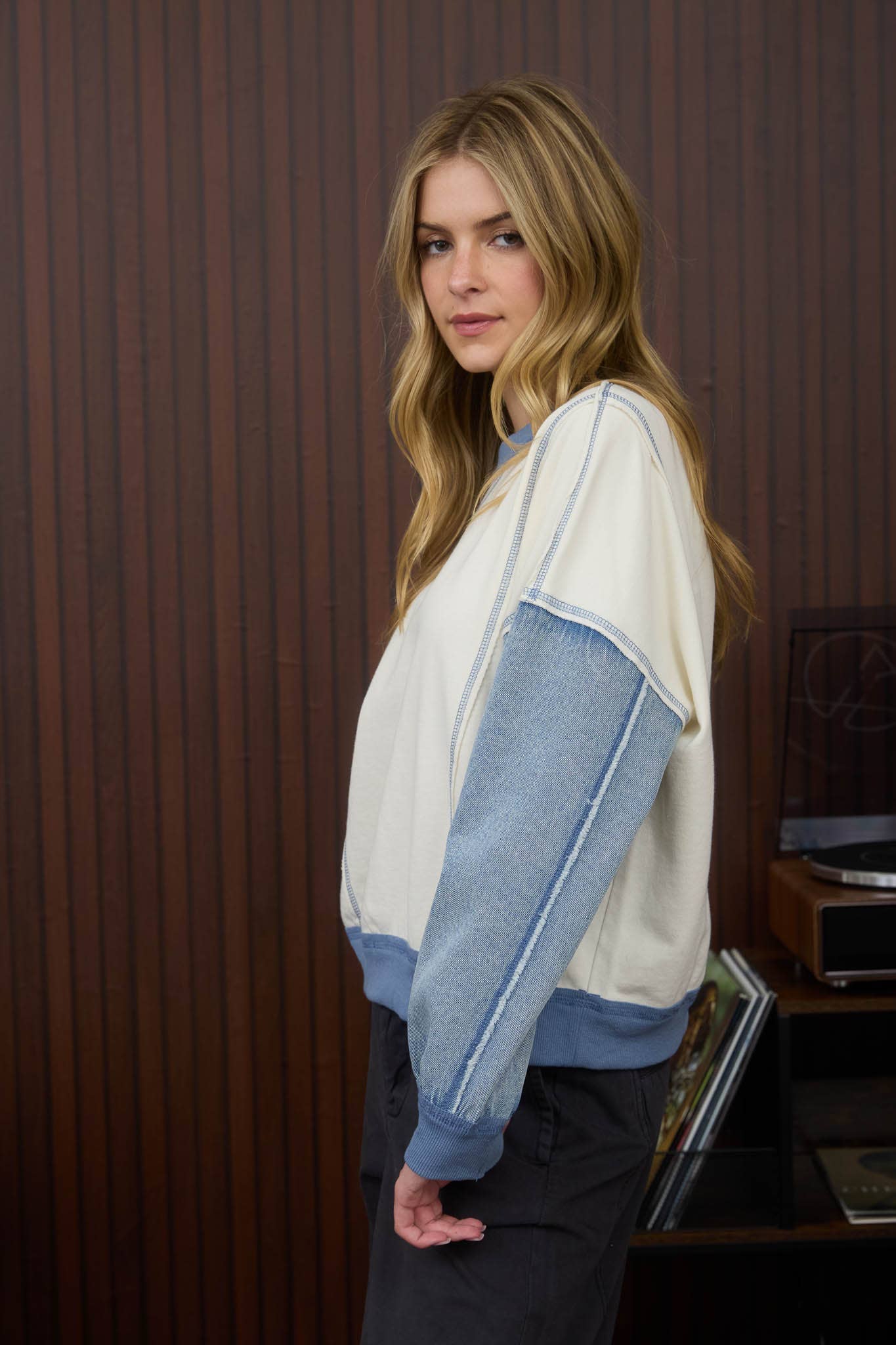 MIX MEDIA DENIM SLEEVE KNIT TOP