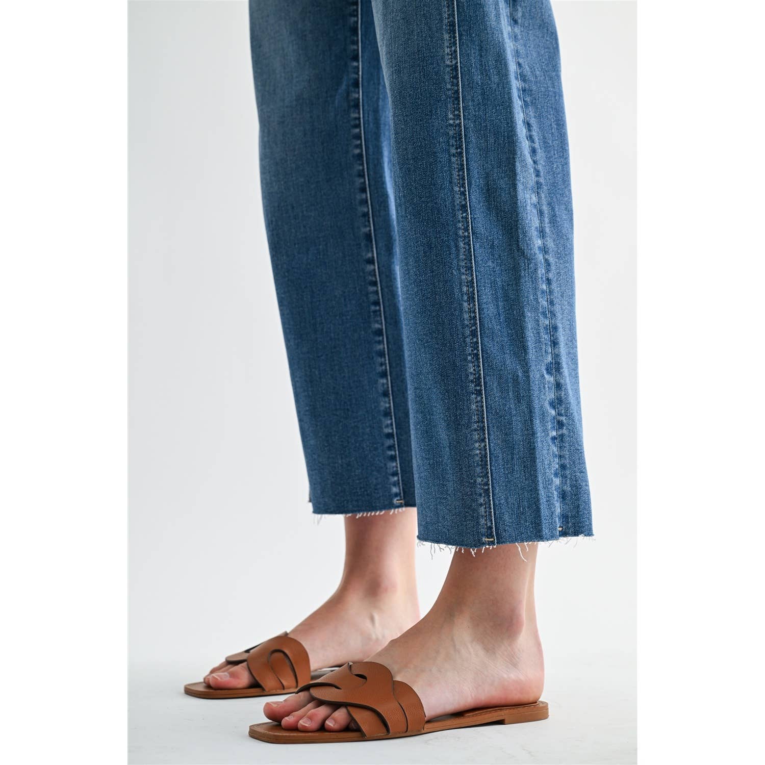 Mid-Rise Straight Tummy Tuck Crop Jean